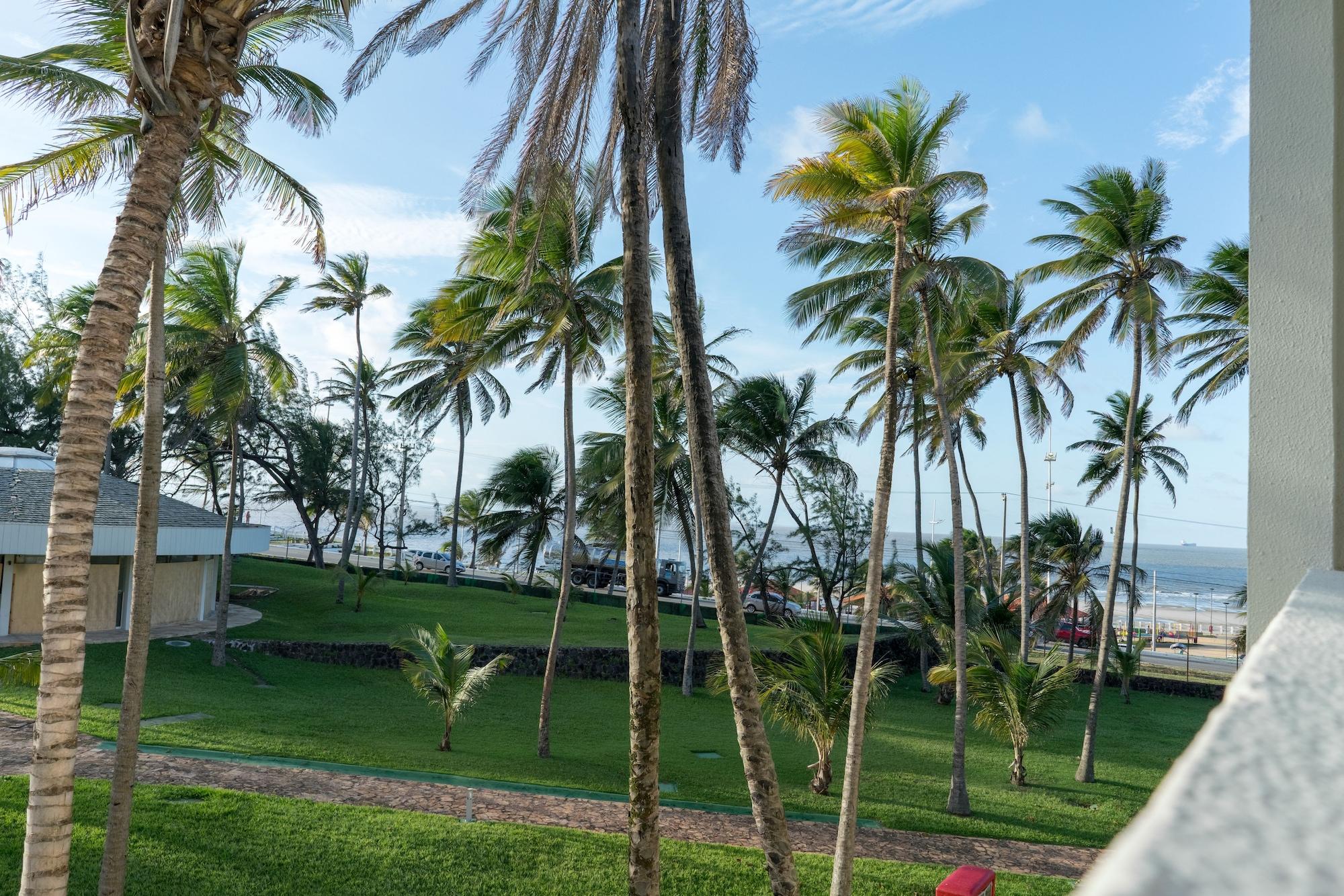 Blue Tree Towers Sao Luis Hotel Buitenkant foto View of the beach from the hotel